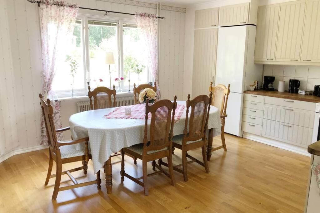 Egen Laegenhet I 2-Familjshus Pa Landet. Villa Tierp Buitenkant foto